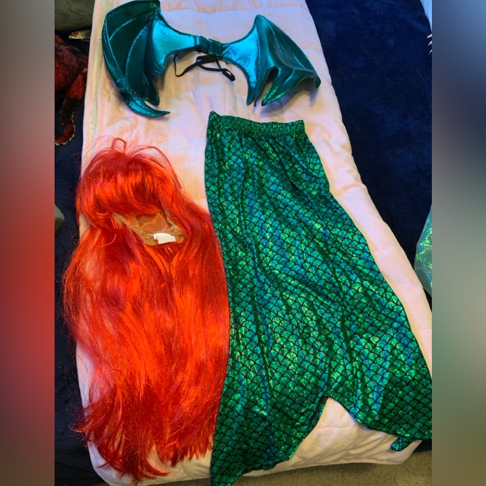 Ariel/Mermaid Costume with Wig, Girls Size (S?) as Shown on Measurements